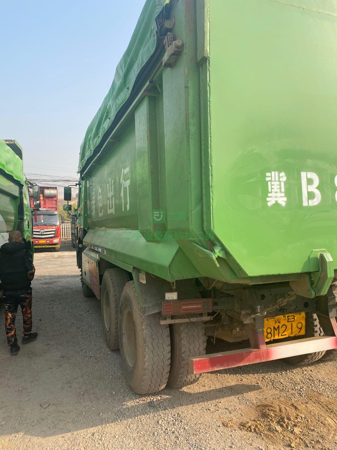 出售一臺豪沃18年4月的自卸車，箱長5.8米