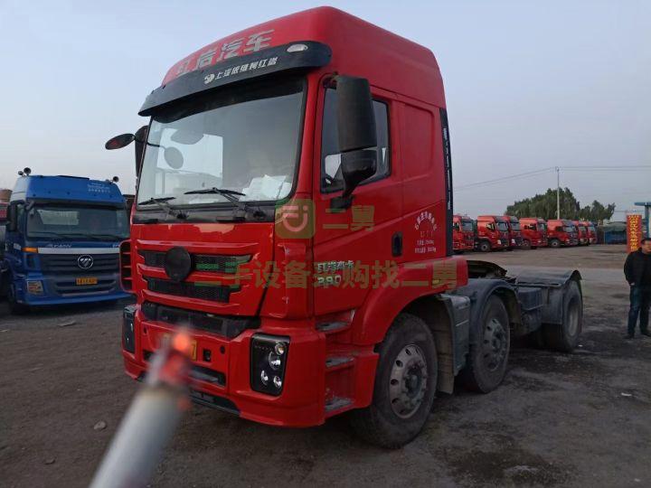 出售16年的紅巖杰卡390馬力的牽引車，全車鋁合金鋼圈，輪胎八成新