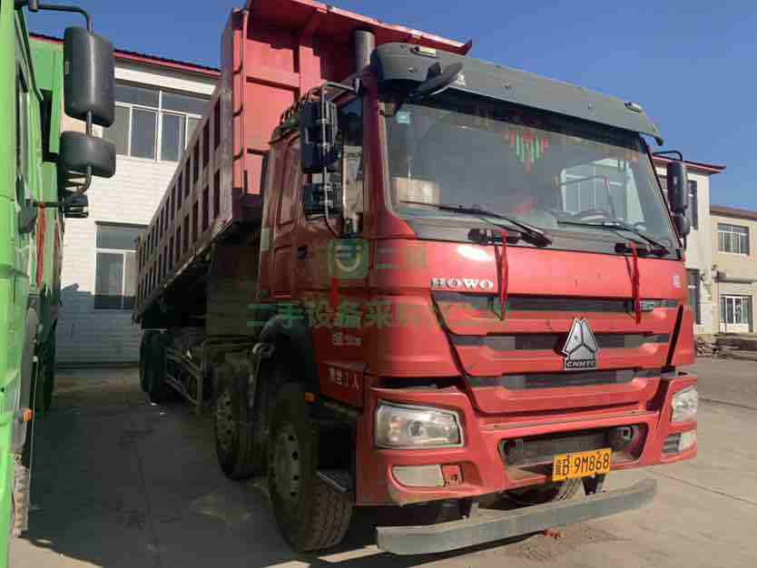 出售18年10月全手續(xù)國五排放8.2米豪沃前四后八自卸車