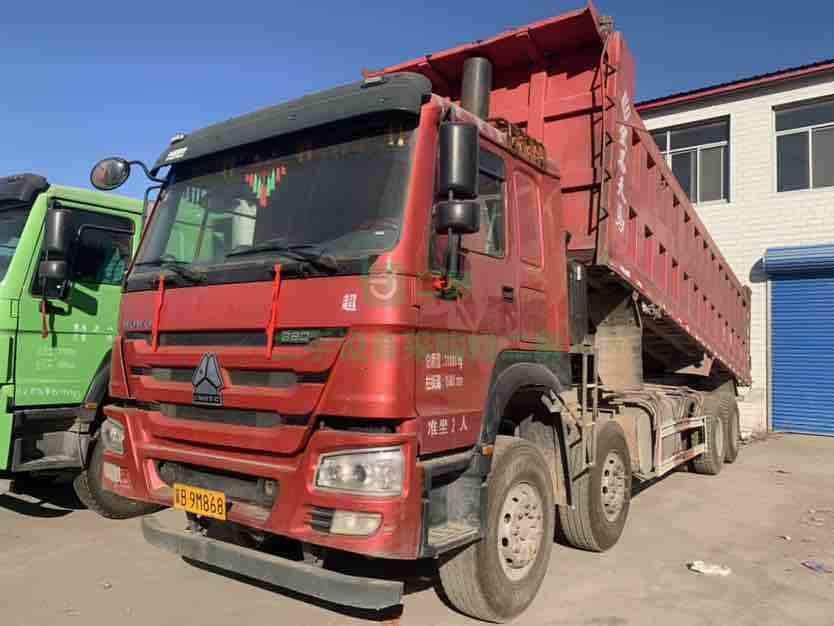 出售18年10月全手續(xù)國五排放8.2米豪沃前四后八自卸車