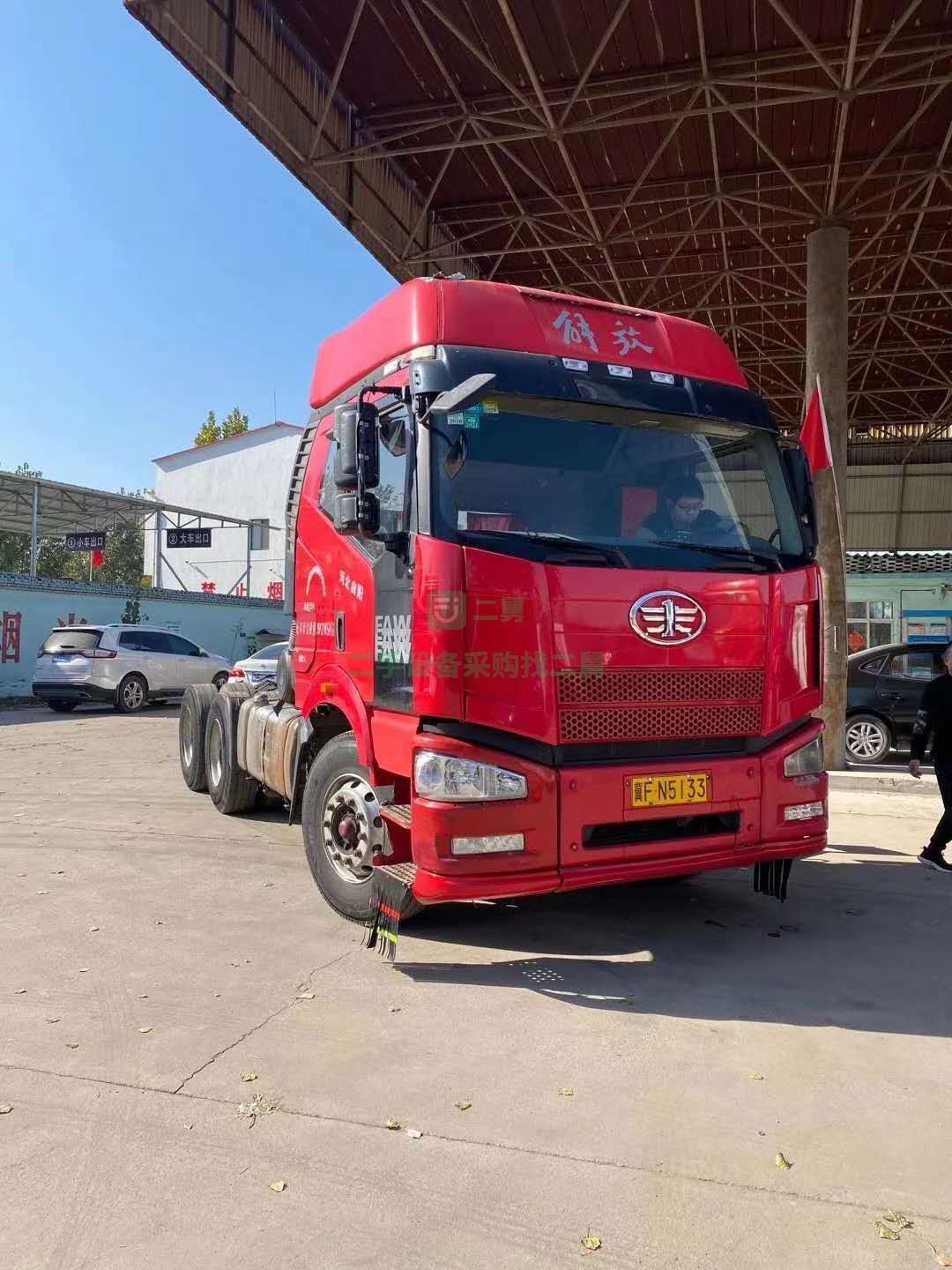急售一臺剛到家13年8月國三牽引車，雙曲全保險精品車況