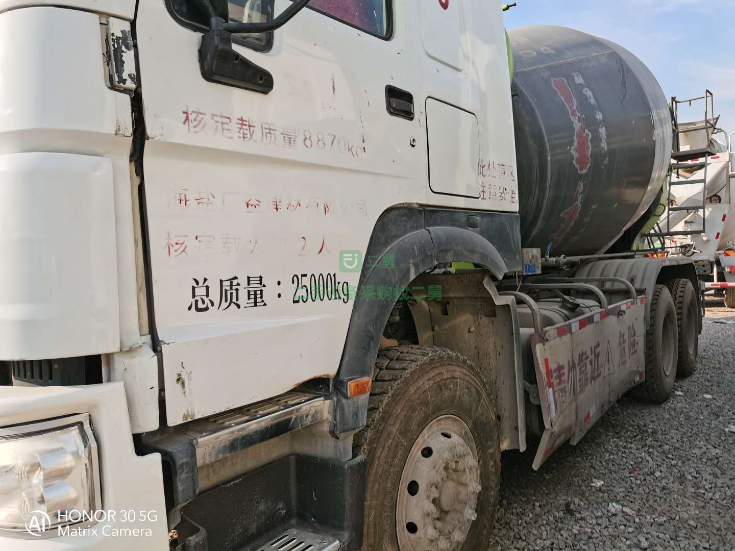 出售一臺17年豪沃后八輪大12方攪拌車，中聯上裝