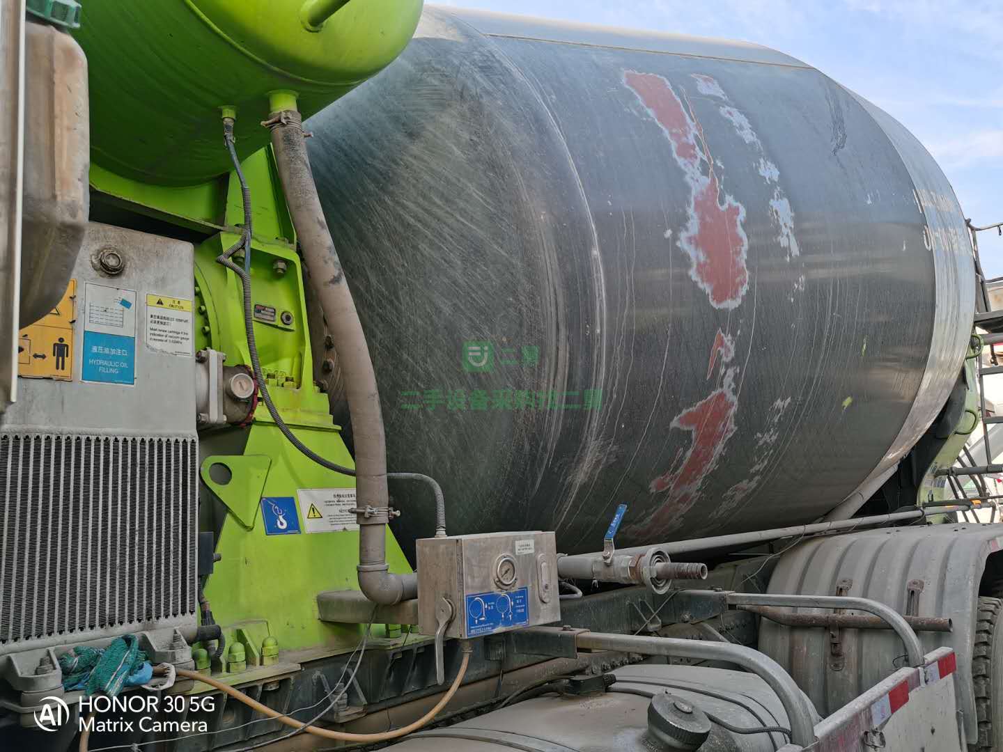 出售一臺17年豪沃后八輪大12方攪拌車，中聯上裝