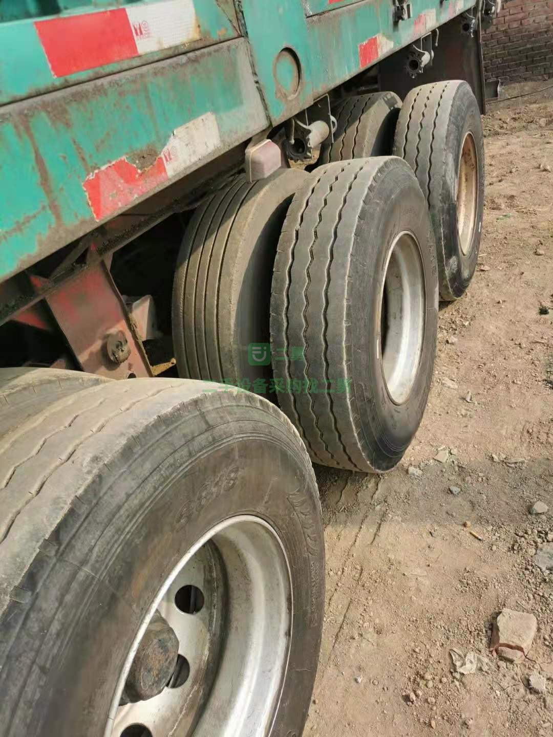出售一臺2年5月13米直板不帶邊梁半掛車，配有防水槽