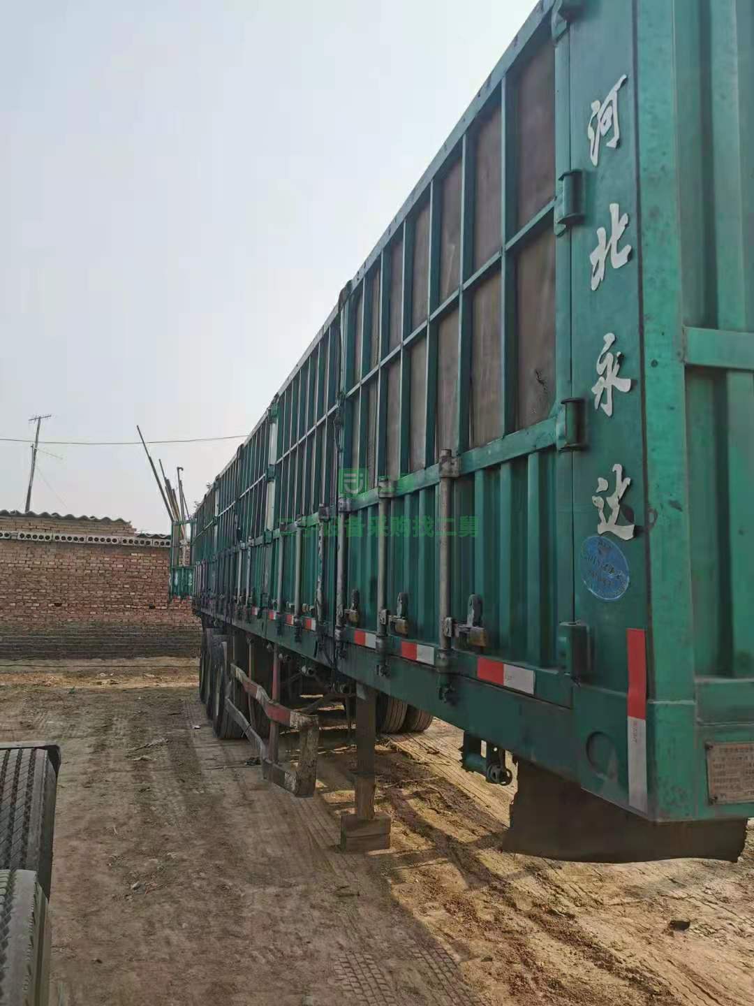 出售一臺2年5月13米直板不帶邊梁半掛車，配有防水槽