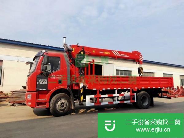湖北出售二手解放J6單排隨車吊，大柴220馬力，陜齒8檔，通體三層大梁，貨箱6.1