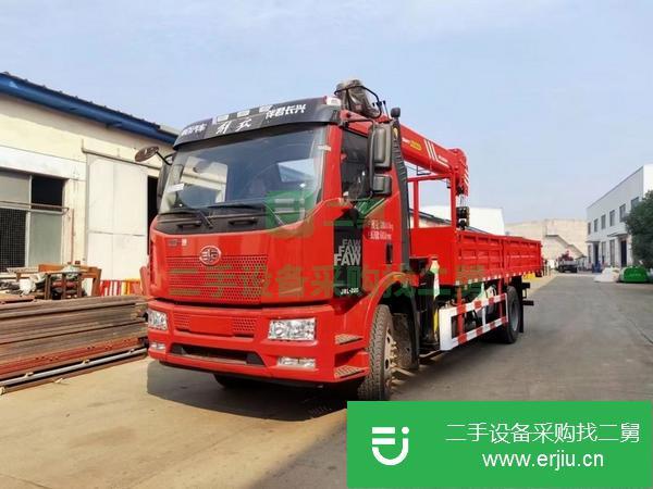 湖北出售二手解放J6單排隨車吊，大柴220馬力，陜齒8檔，通體三層大梁，貨箱6.1