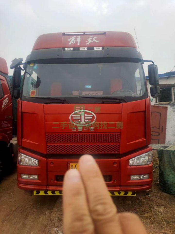 出售雙胞胎2年1個(gè)月解放J六雙驅(qū)420馬力牽引車全保險(xiǎn)。輪胎九成新，綠本在
