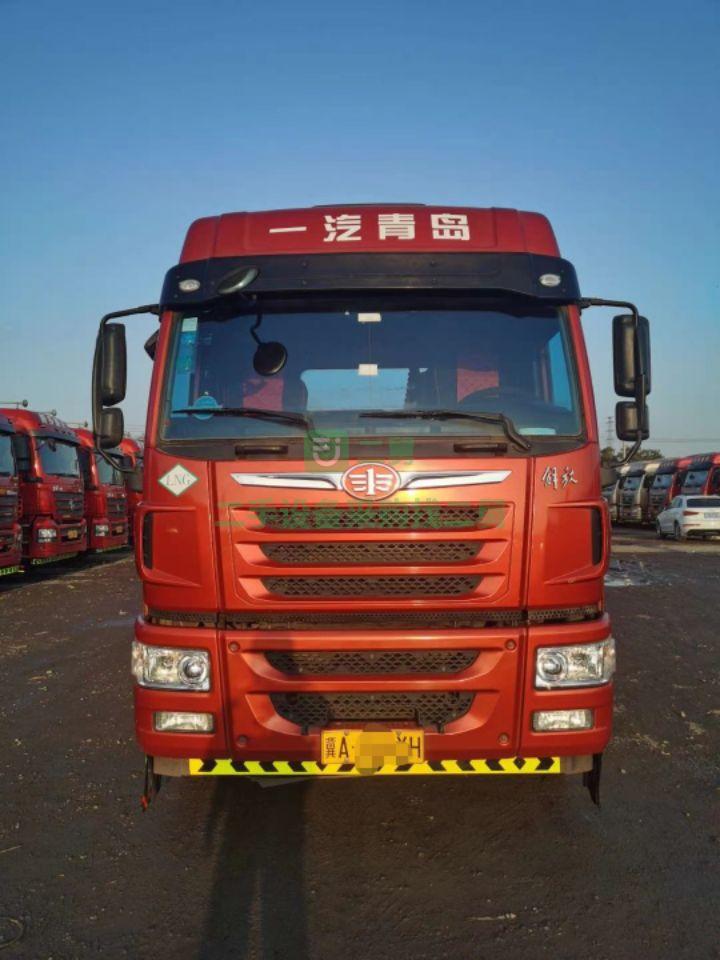 出售九成新青島解放的二手牽引車