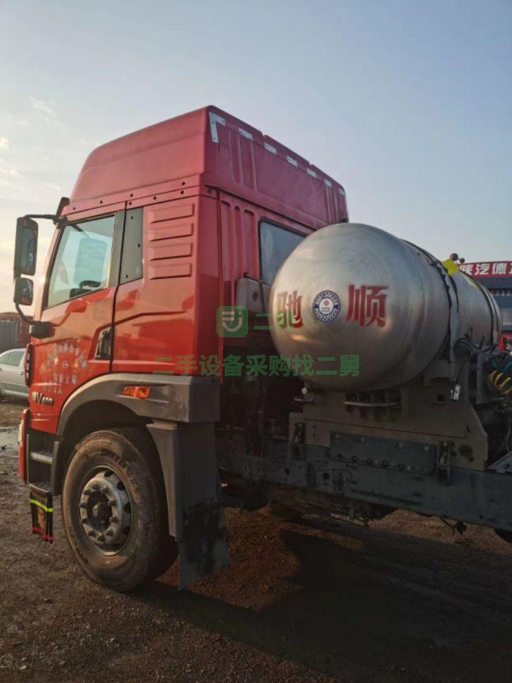 出售九成新青島解放的二手牽引車