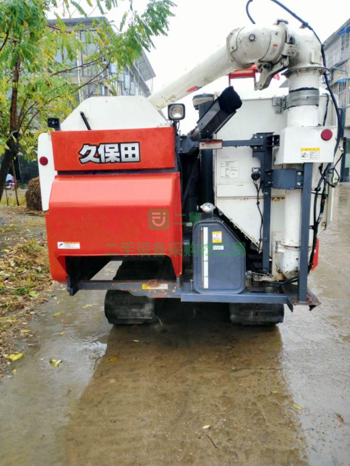 出售二手九成新的19年的久保田758收割機