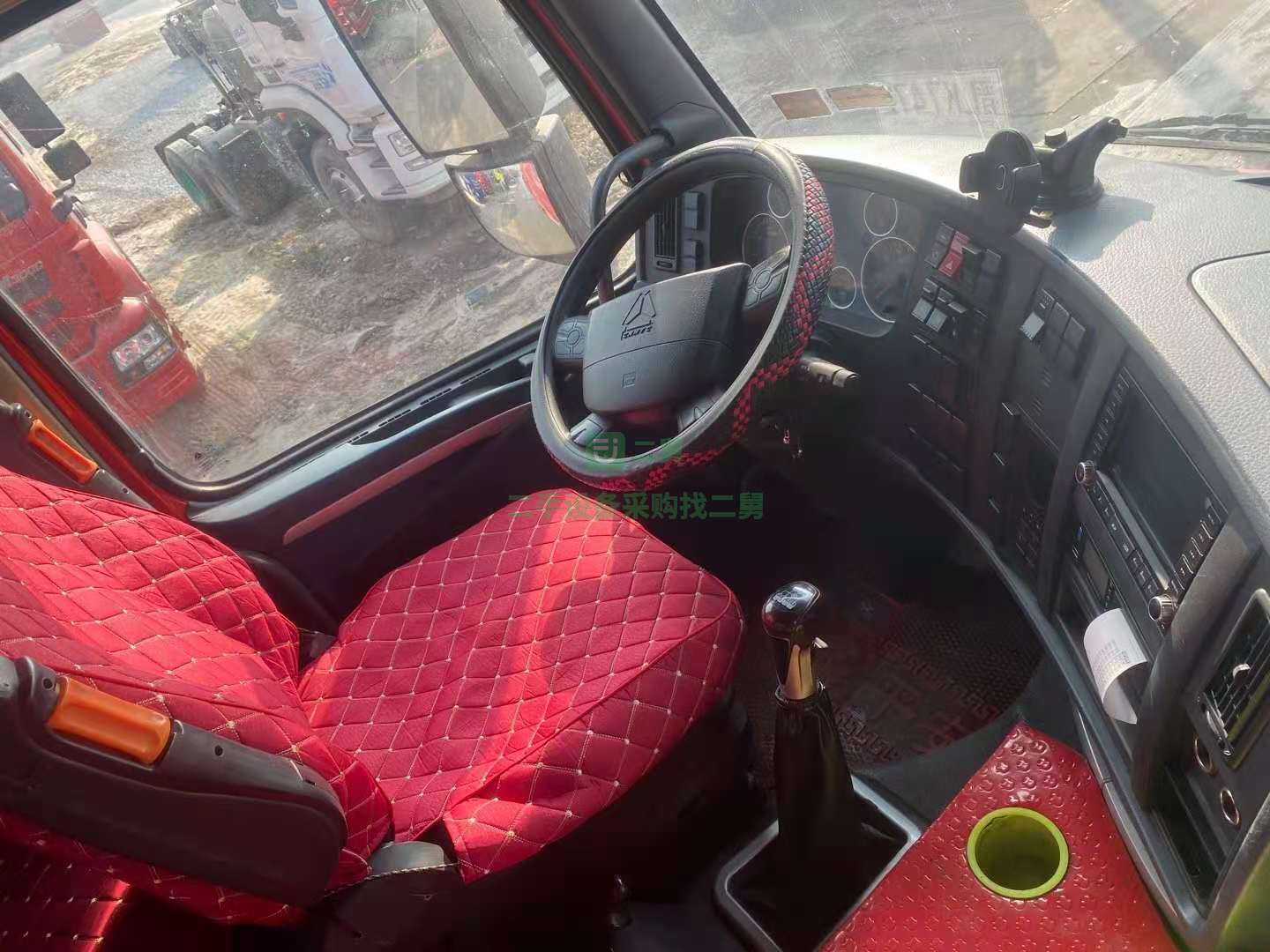 出售一臺17年10月豪沃T7燒汽車牽引車，帶液緩950大罐