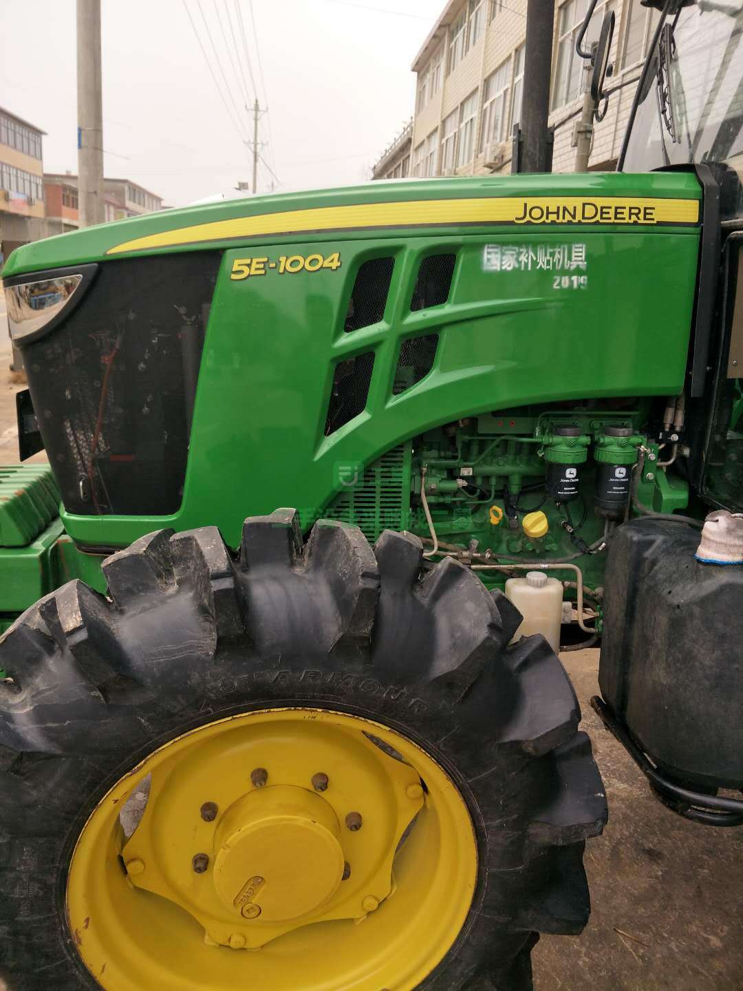 出售一臺5E-1004型號拖拉機，車很新，相當棒