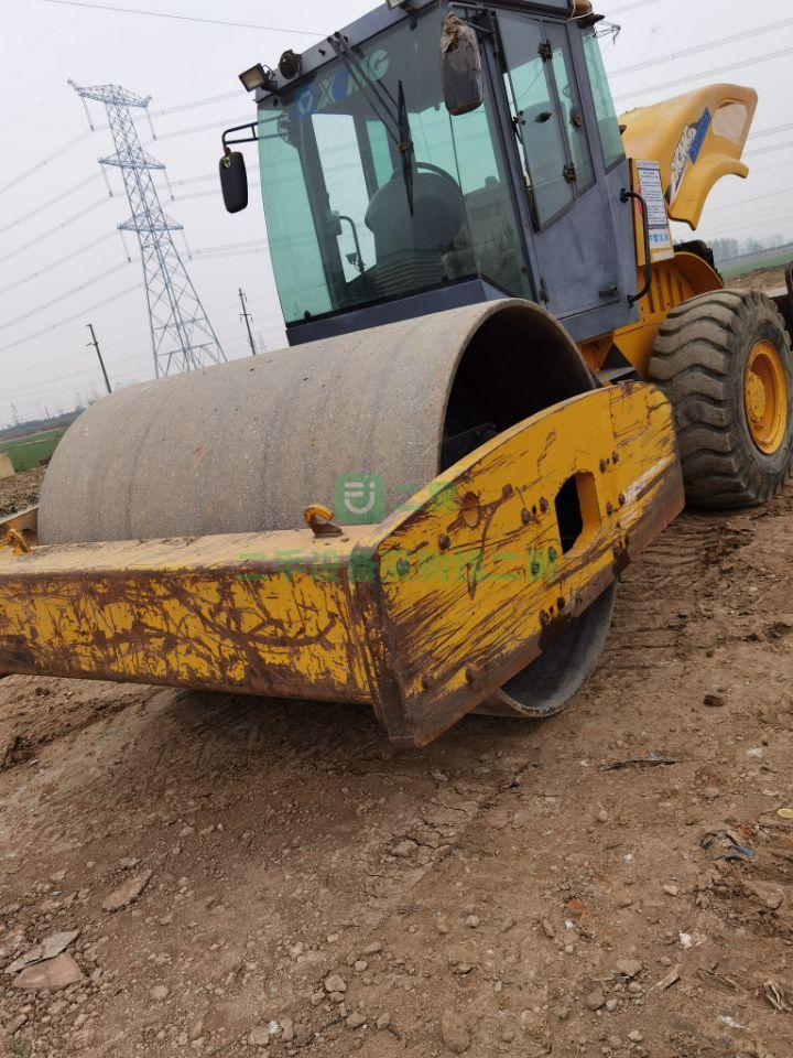 14年的222徐工振動壓路機干活的車