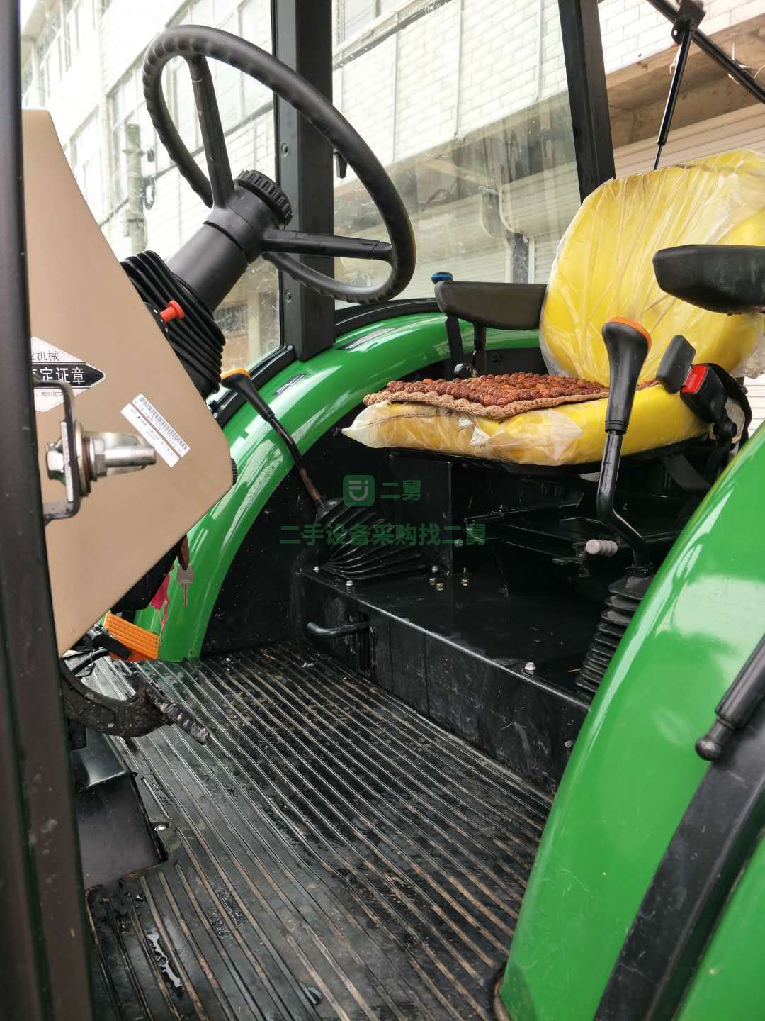 出售一臺5E-1004型號拖拉機，車很新，相當棒