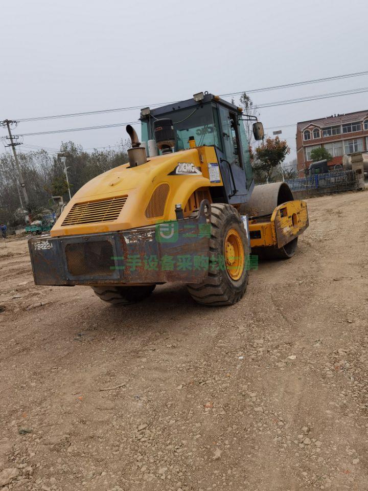 14年的222徐工振動壓路機干活的車