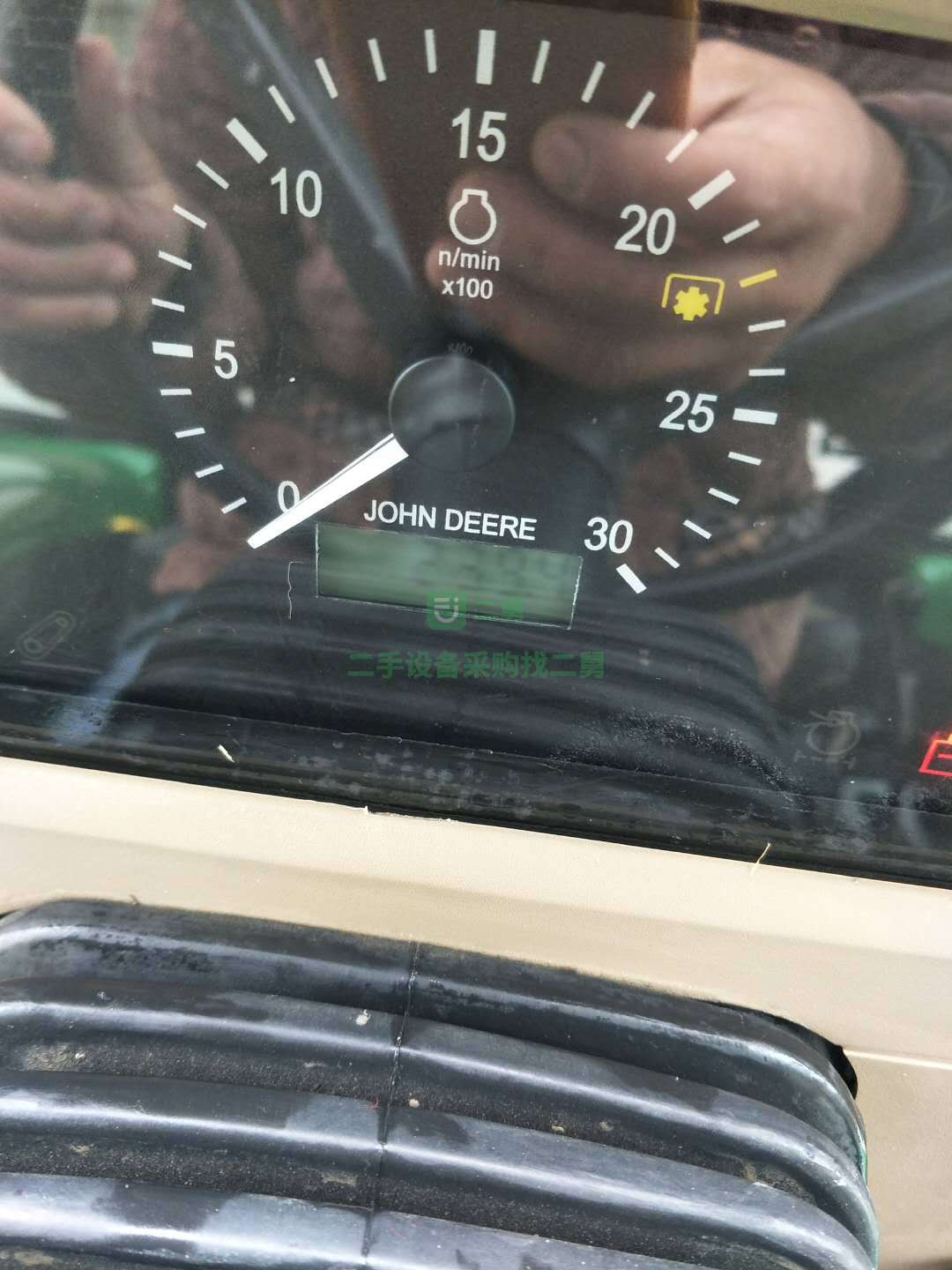 出售一臺5E-1004型號拖拉機，車很新，相當棒