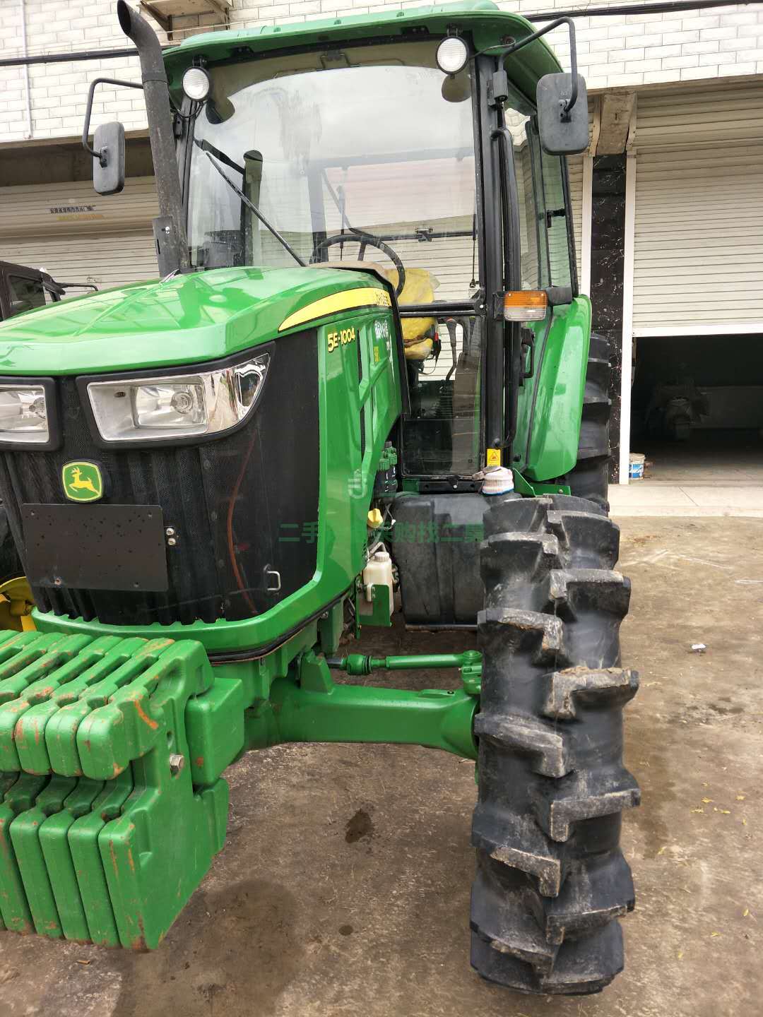出售一臺5E-1004型號拖拉機，車很新，相當棒