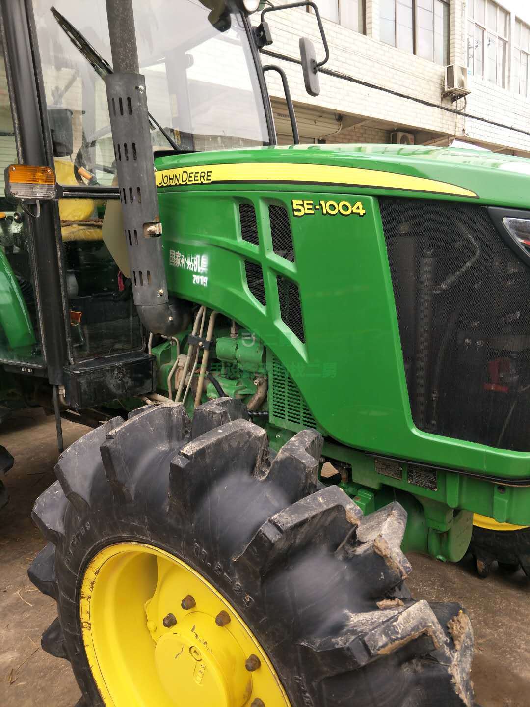 出售一臺5E-1004型號拖拉機，車很新，相當棒