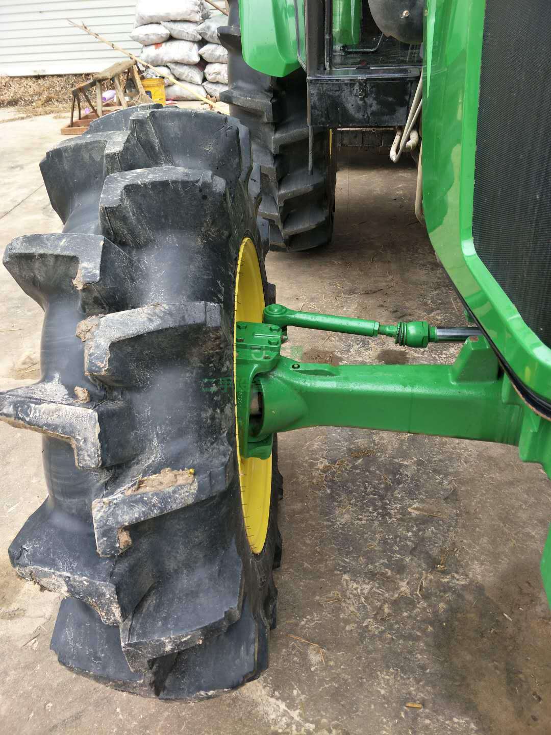 出售一臺5E-1004型號拖拉機，車很新，相當棒