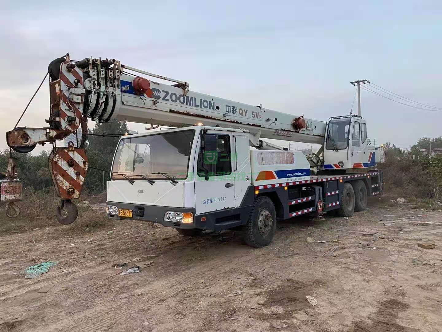 出售一臺12年底中聯25V5吊車，手續齊全，審車到明年