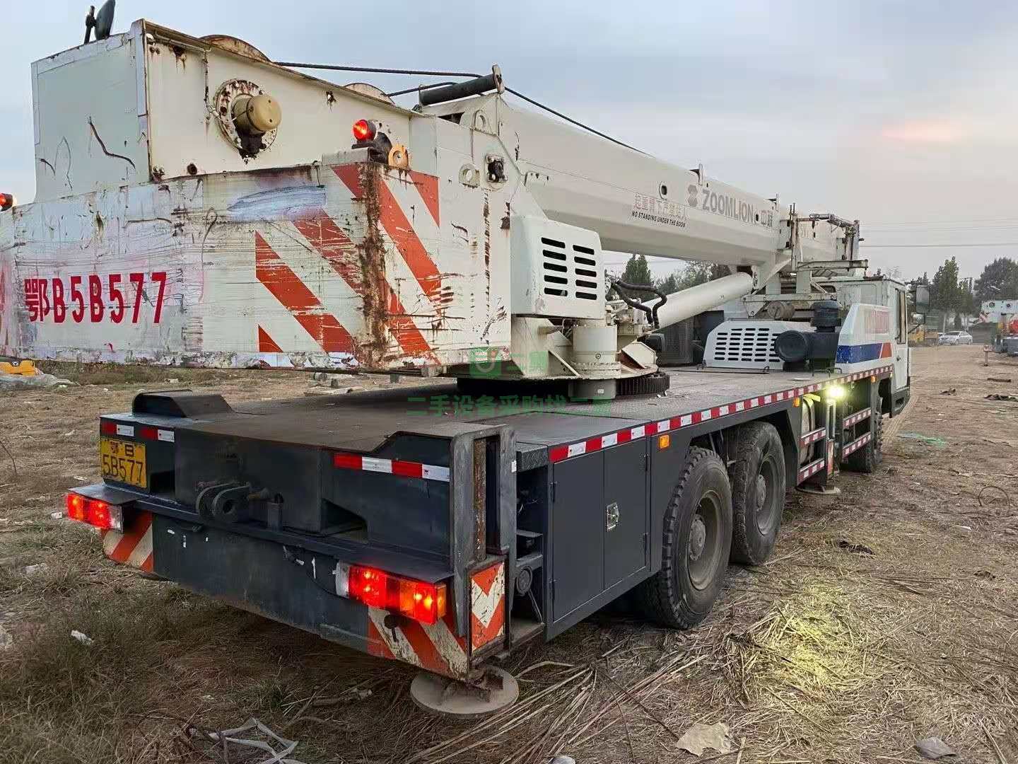 出售一臺12年底中聯25V5吊車，手續齊全，審車到明年