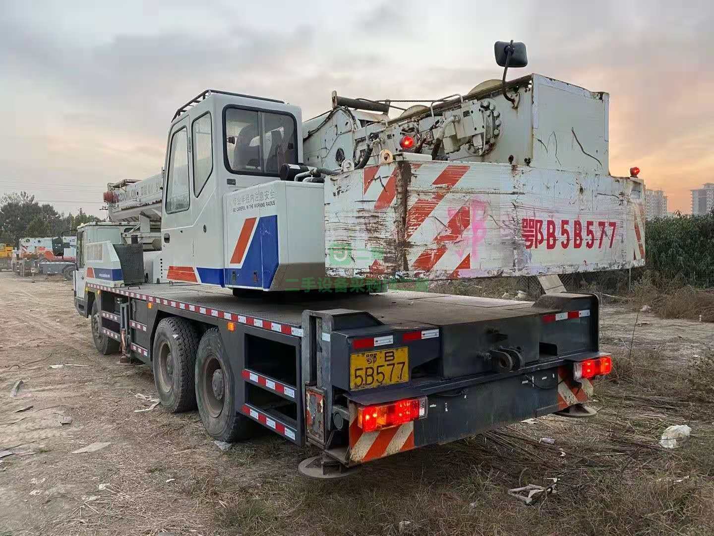 出售一臺12年底中聯25V5吊車，手續齊全，審車到明年