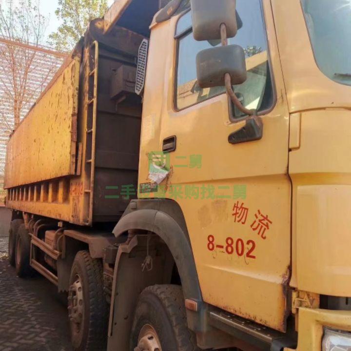 出售14年的無手續豪沃前四后八自卸車