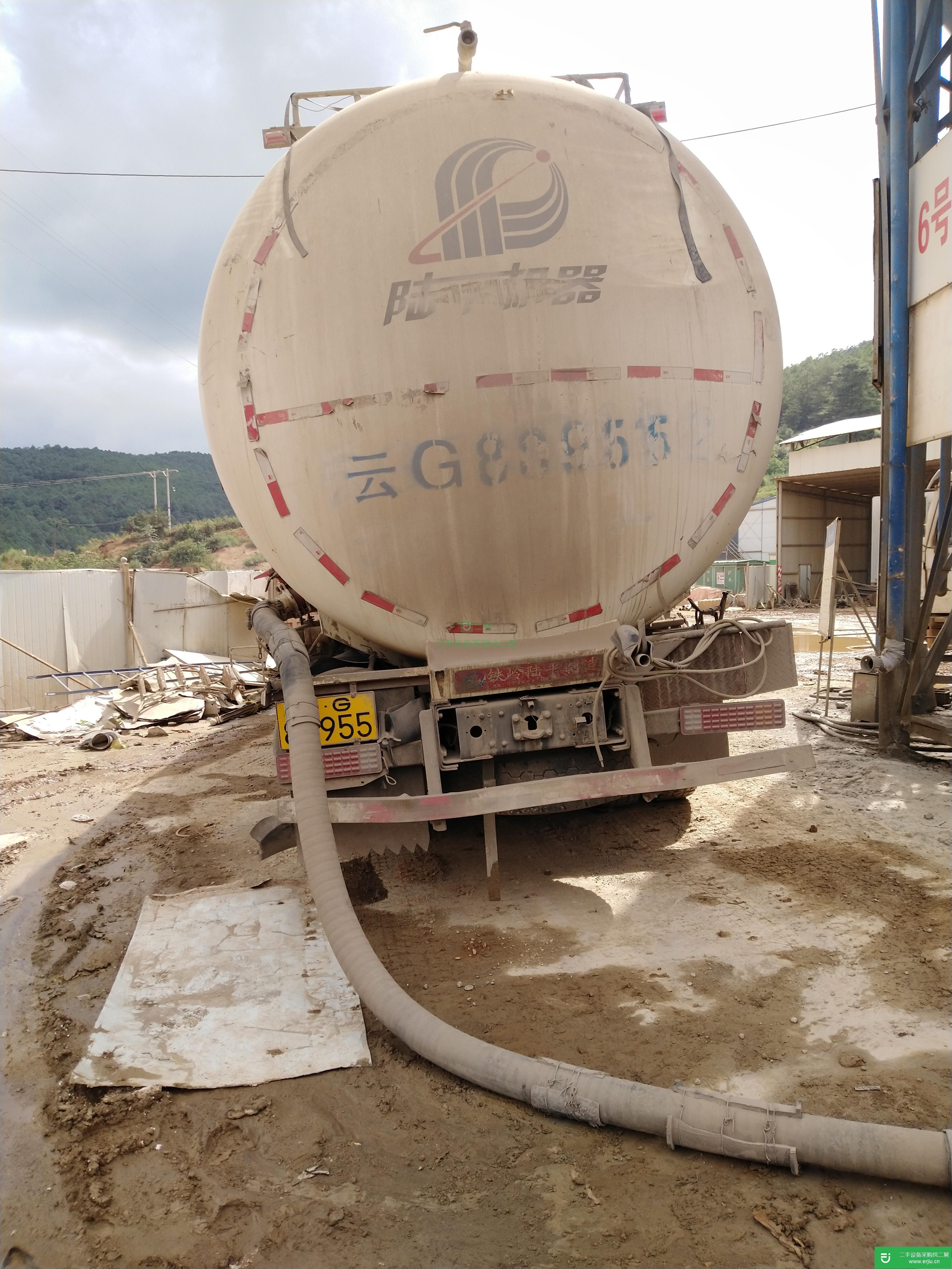 云南出售二手一汽解放粉粒物料運輸車375馬力
