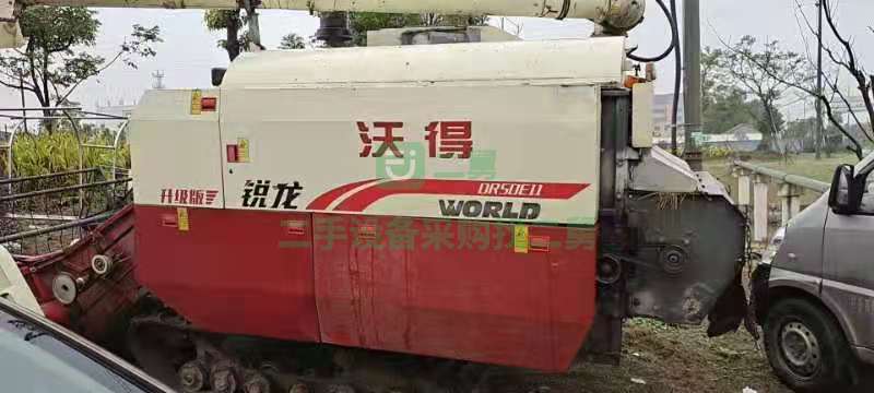 出售一臺(tái)17年九成新的沃得銳龍型號(hào)收割機(jī)