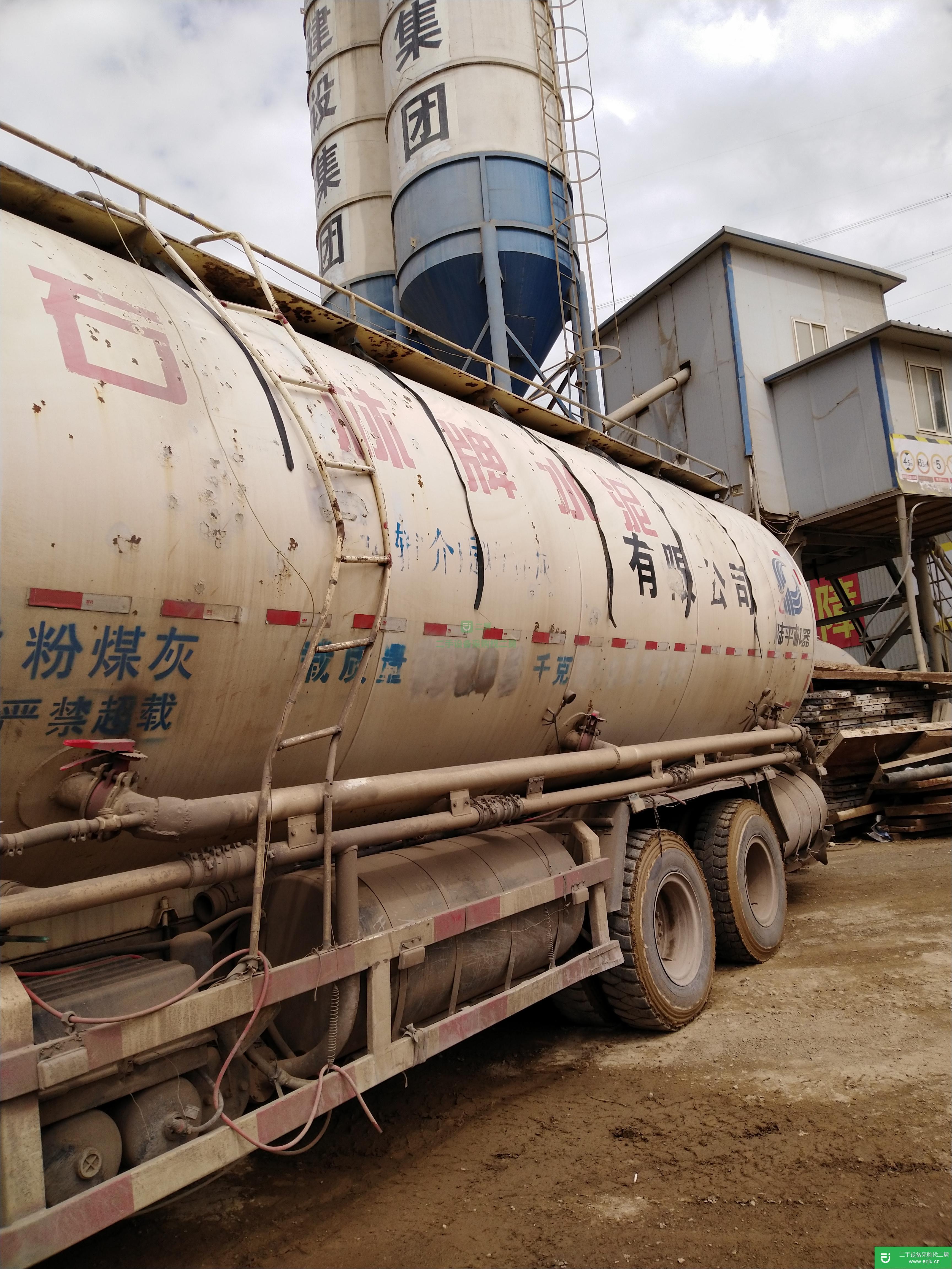 云南出售二手一汽解放粉粒物料運輸車375馬力
