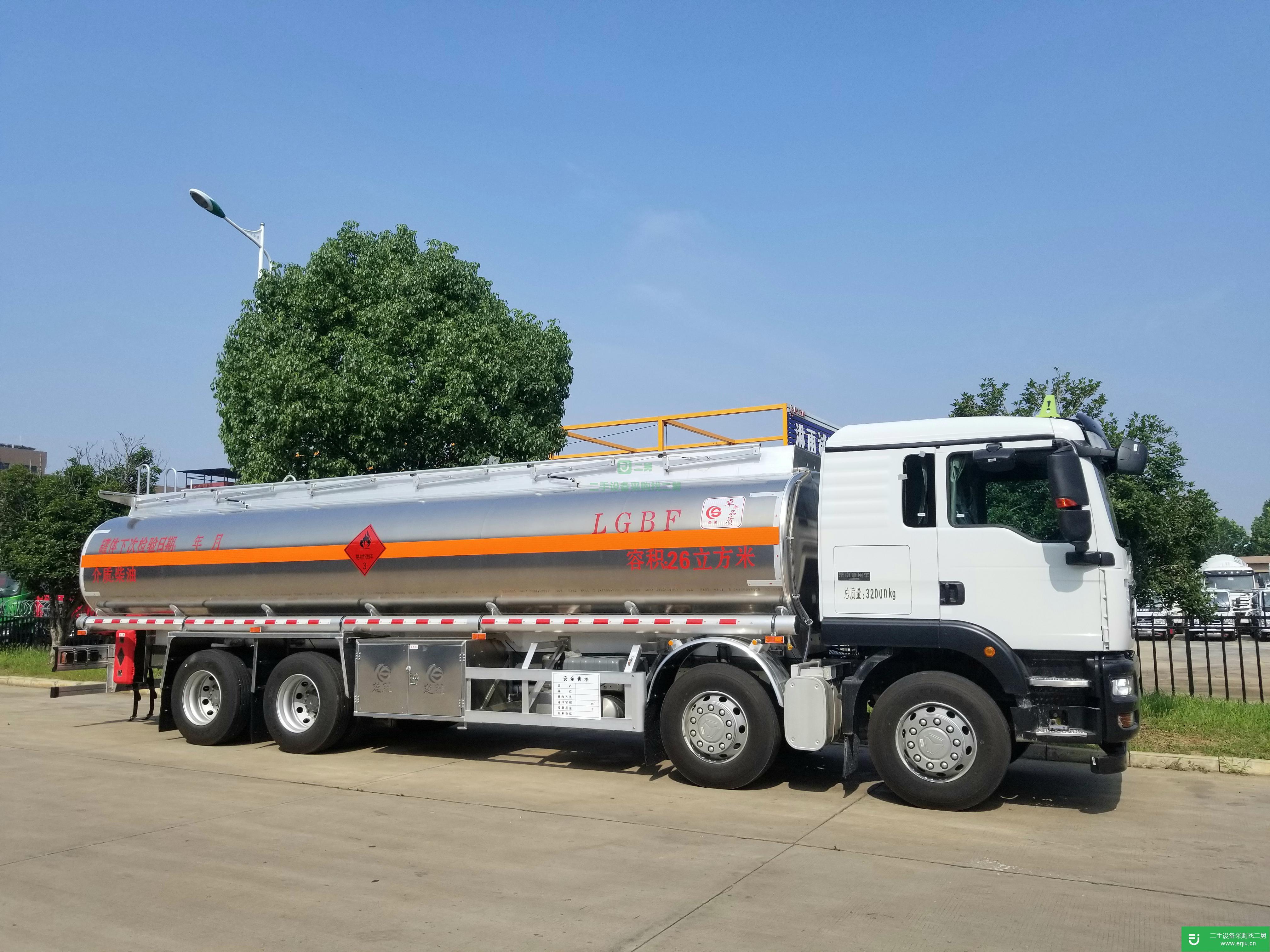 湖北出售二手重汽汕德卡340馬力油罐車
