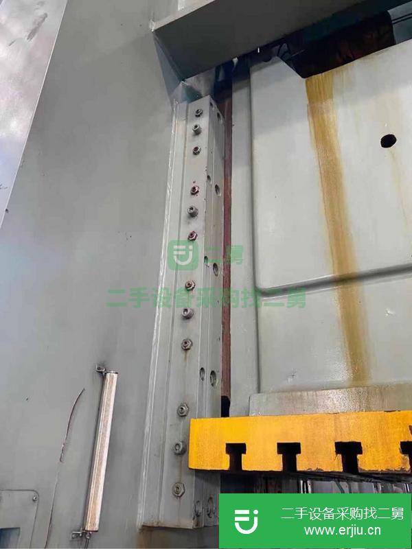 廣西出售二手600噸氣動(dòng)沖床，有效臺(tái)面3.2米??1.3米。帶下氣頂，自重100噸