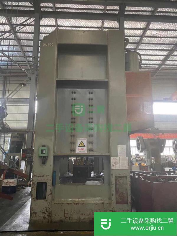廣西出售二手600噸氣動(dòng)沖床，有效臺(tái)面3.2米??1.3米。帶下氣頂，自重100噸
