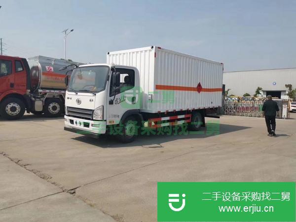 新疆出售二手腐蝕品廂式運輸車玉柴150馬力發(fā)動機