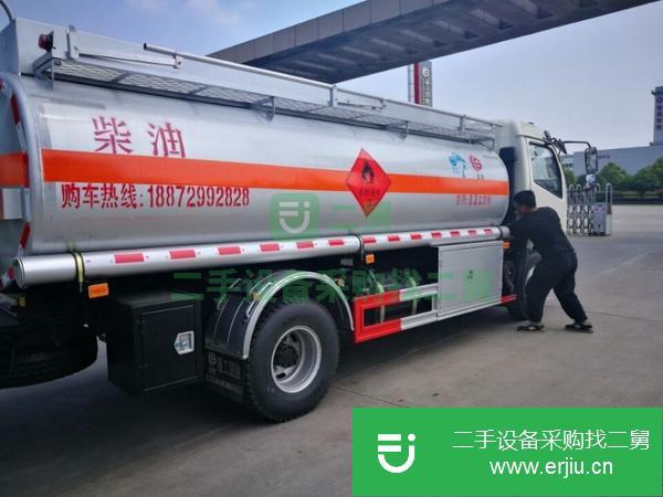 上海出售二手東風多利卡10.3方油罐車包上戶