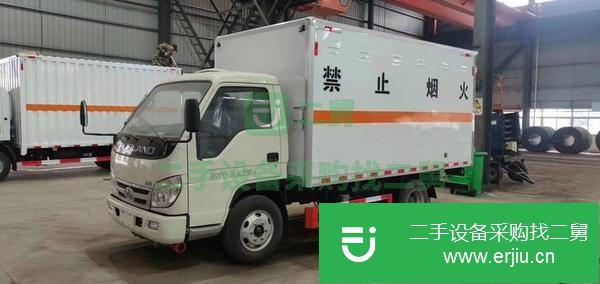 新疆出售二手腐蝕品廂式運輸車玉柴150馬力發(fā)動機