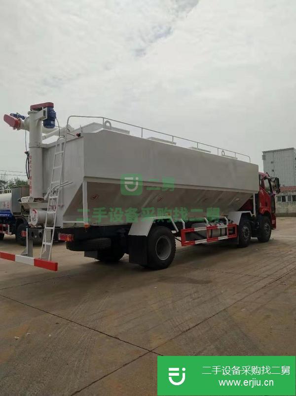 山西出售二手解放小三軸30方散裝飼料運輸車