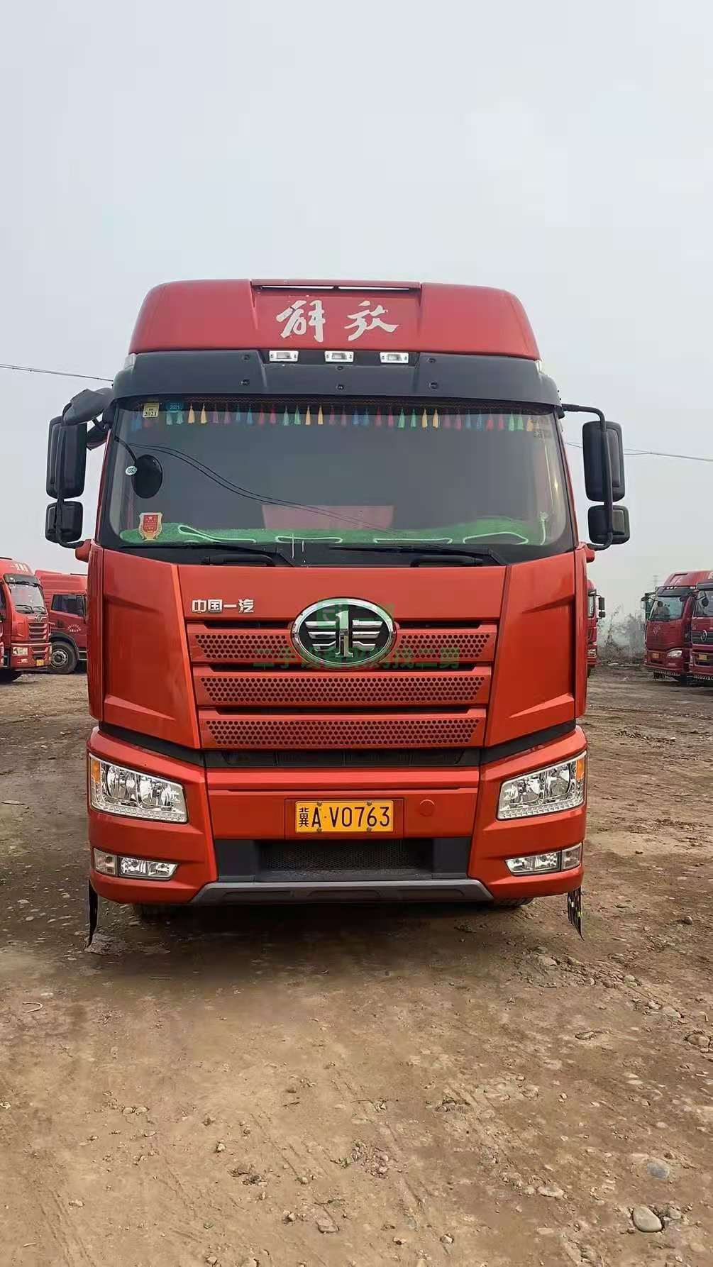 出售2019年10月新款J6牽引車，420馬力，雙驅帶13米帶上邊梁掛