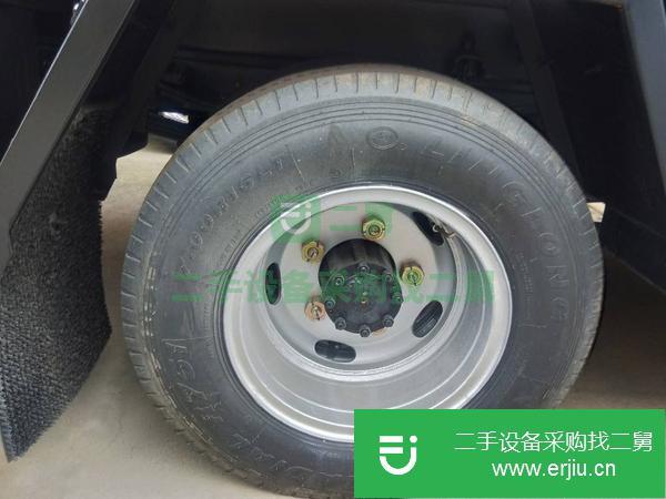 湖南出售二手5噸東風油罐車玉柴115馬力發動機5擋變速箱3308MM軸距