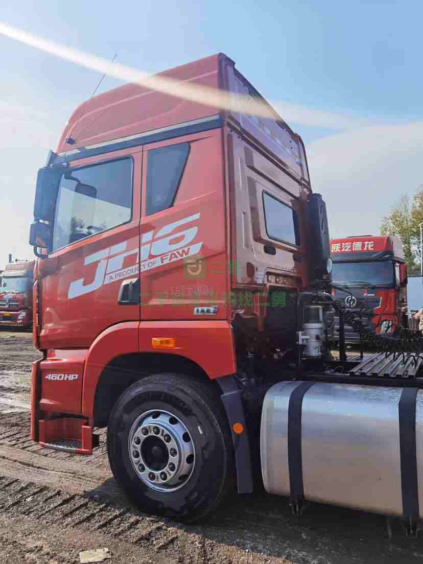 出售全保險解放JH6.460馬力雙驅牽引車，帶13米高低板下翻門掛車
