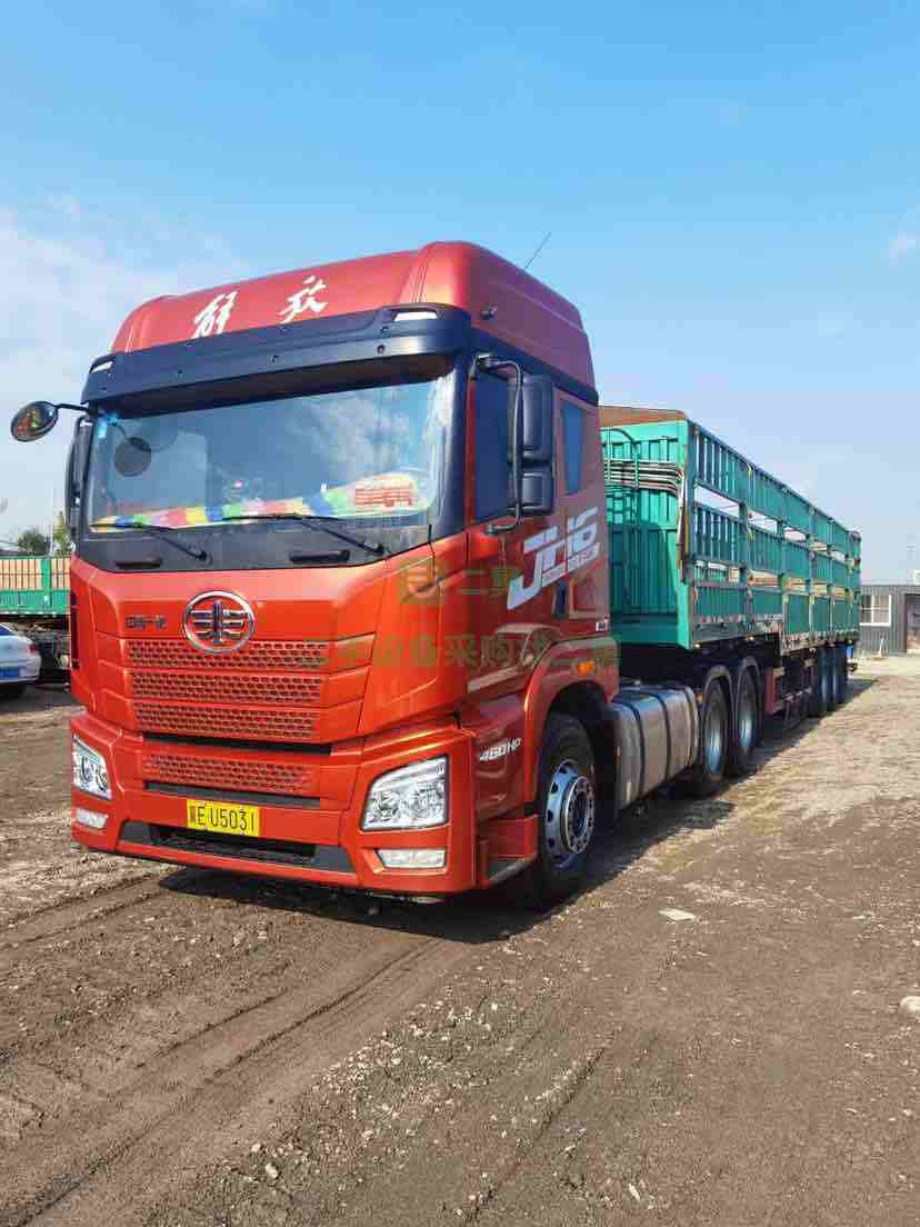 出售全保險解放JH6.460馬力雙驅牽引車，帶13米高低板下翻門掛車