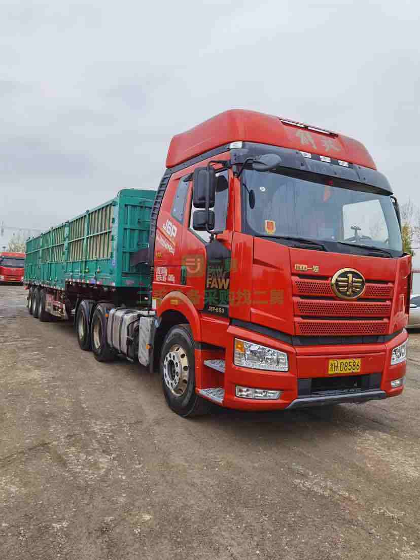 出售1年6個多月解放J6P.550馬力雙驅牽引車，帶10個月13米高低板無上邊梁掛車