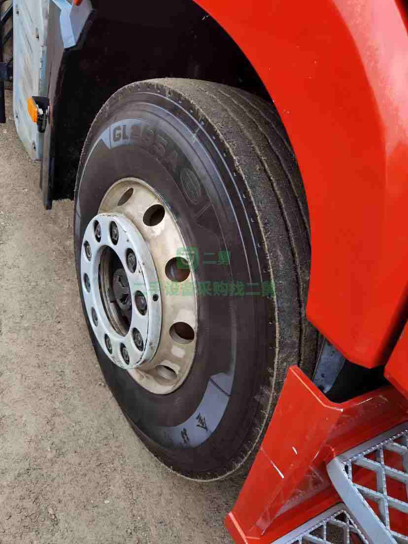 出售1年6個多月解放J6P.550馬力雙驅牽引車，帶10個月13米高低板無上邊梁掛車