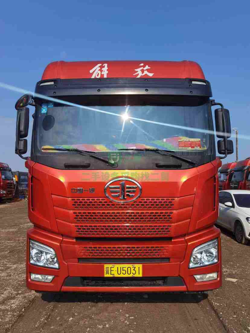 出售全保險解放JH6.460馬力雙驅牽引車，帶13米高低板下翻門掛車