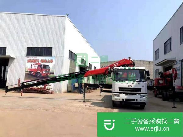 廣西出售二手華凌重卡前四后八三一28噸折臂隨車吊