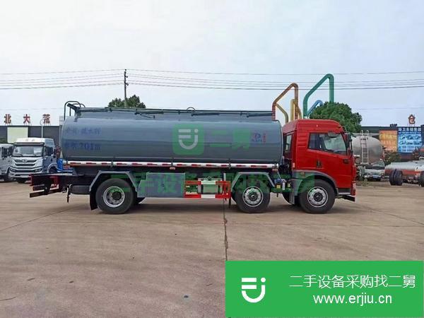 湖北出售二手解放小三軸潤滑油運輸車