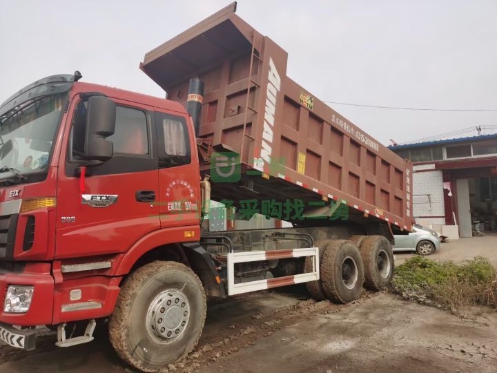 出售二手18年的歐曼戴姆勒后八輪自卸車，箱長5.8米