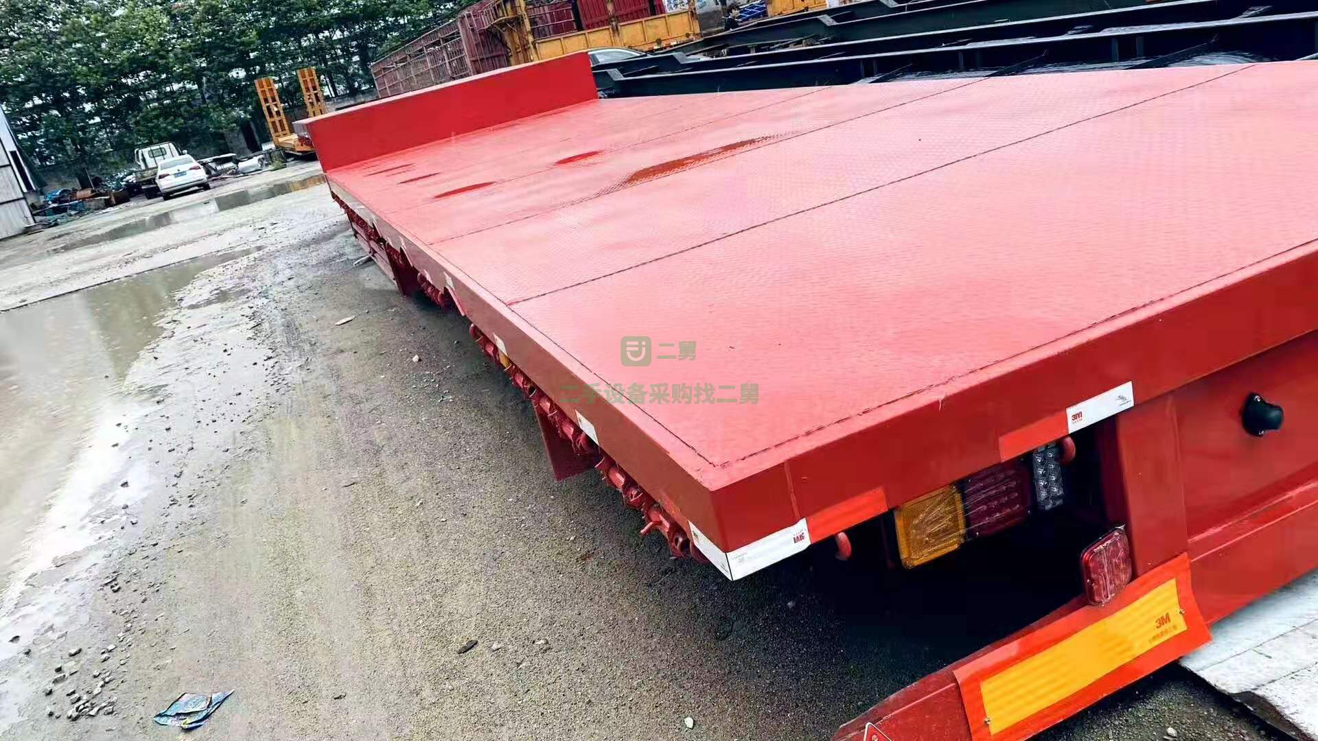 出售一臺長13.75米，3米寬，前后等寬，大板半掛車