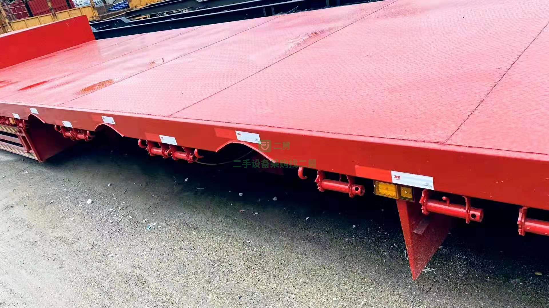 出售一臺長13.75米，3米寬，前后等寬，大板半掛車